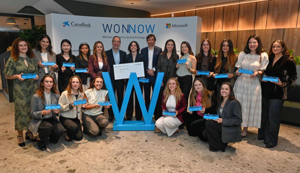 Foto de familia del consejero delegado de CaixaBank, Gonzalo Gortázar, y el presidente de Microsoft, Paco Salcedo, con las ganadoras de los Premios WONNOW 2025.