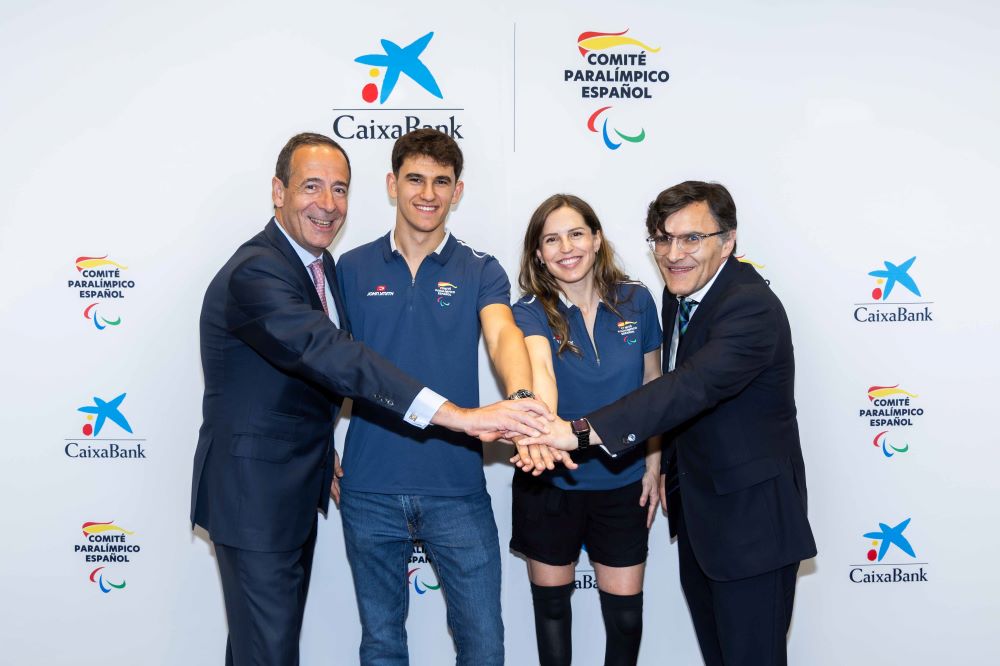 Alberto Durán, President of the Spanish Paralympic Committee; Gonzalo Gortázar, CEO of CaixaBank; and paralympic athletes Sara Andrés and Ander Cepas have formalized the new sponsorship at CaixaBank's corporate headquarters in Madrid.