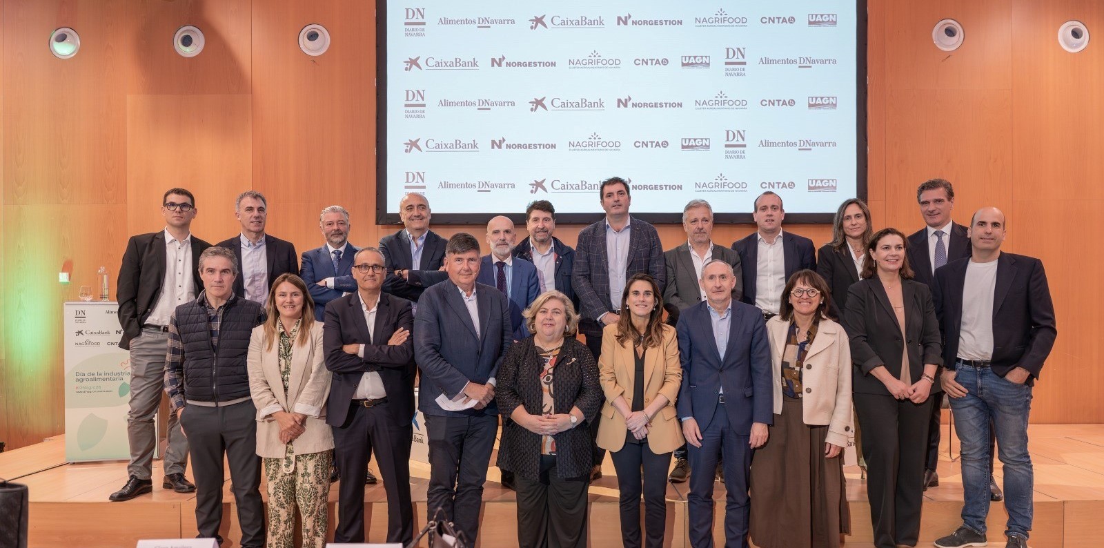 Isabel Moreno, directora de la territorial Ebro de CaixaBank, junto con organizadores, patrocinadores y ponentes de DINagro 2026