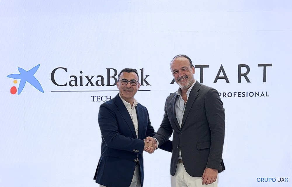 De izquierda a derecha, Jesús Lanero, director general de CaixaBank Tech, y Alejandro Codina, director de Formación Profesional del Grupo UAX.