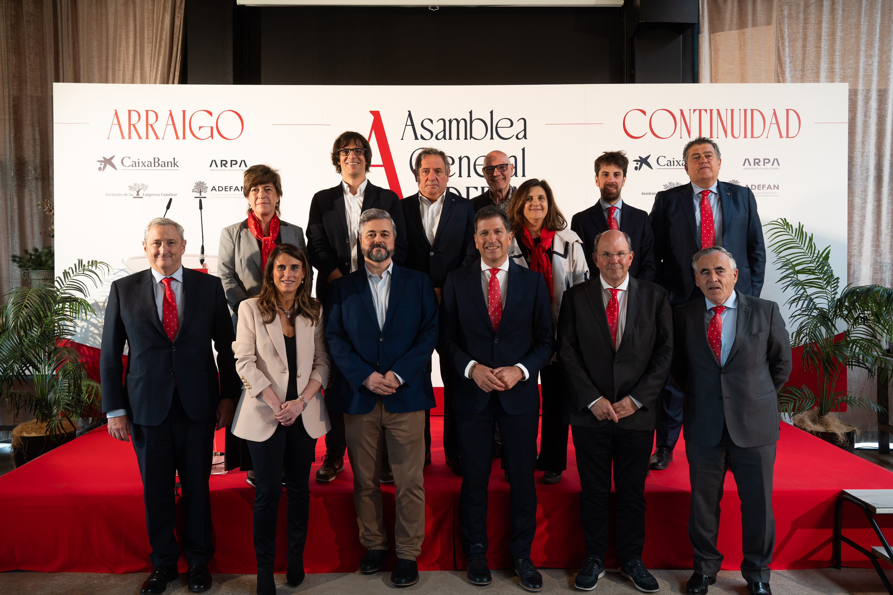 Isabel Moreno, directora de la territorial Ebro de CaixaBank, junto con el presidente de la asociación, Iñaki Ecay, y miembros de la junta directiva