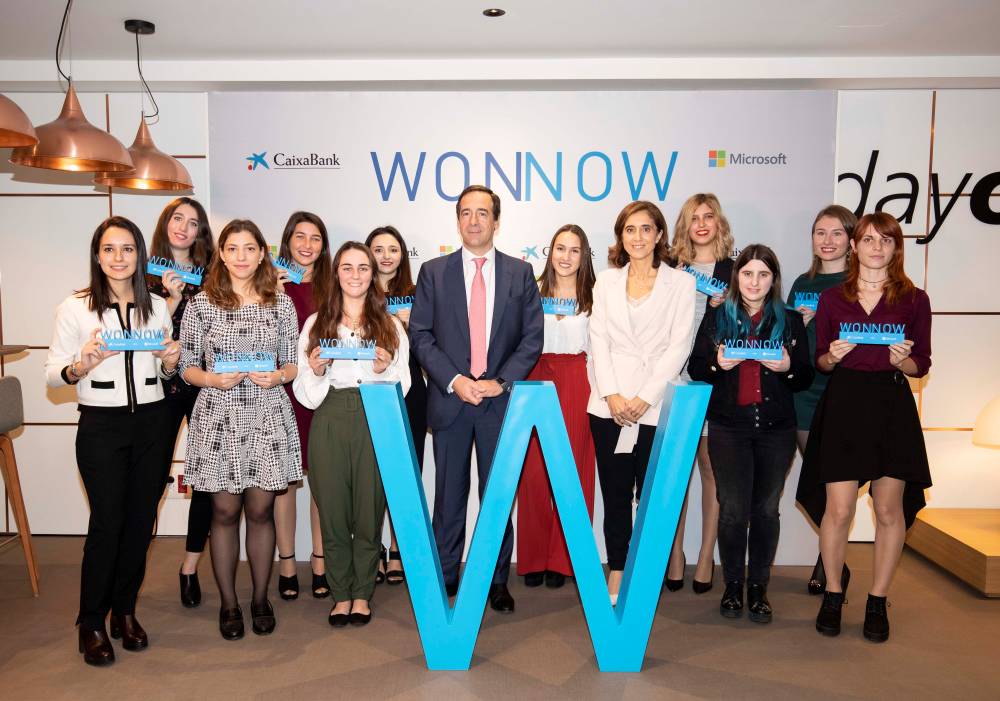 Gonzalo Gortázar, conseller delegat de CaixaBank, i Pilar López, presidenta de Microsoft España, amb les guanyadores dels Premis WONNOW