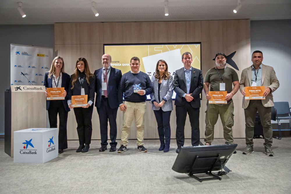 Isabel Moreno, directora de la territorial Ebro de CaixaBank, junto con las startups finalistas y ganadora, Pedro da Silva de ENISA, y Mikel Irujo, consejero del Gobierno de Navarra.