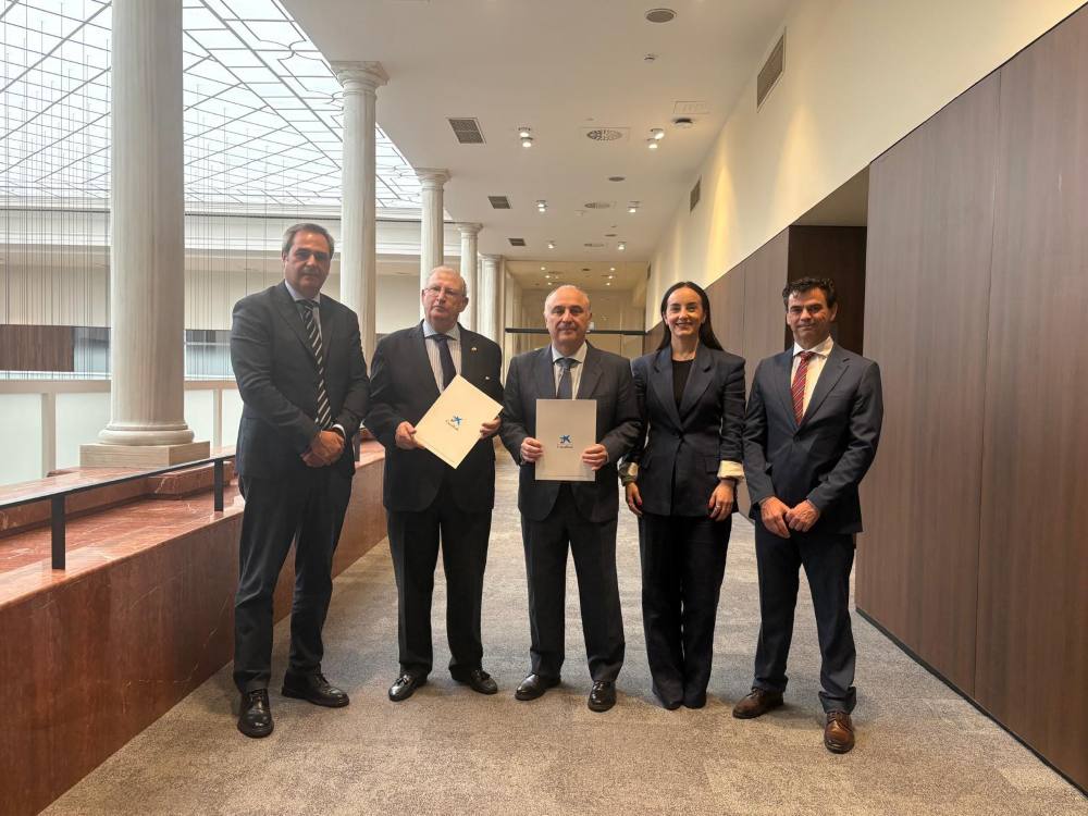 Firma del convenio entre CaixaBank y el Consejo General de Hermandades y Cofradías de Sevilla.