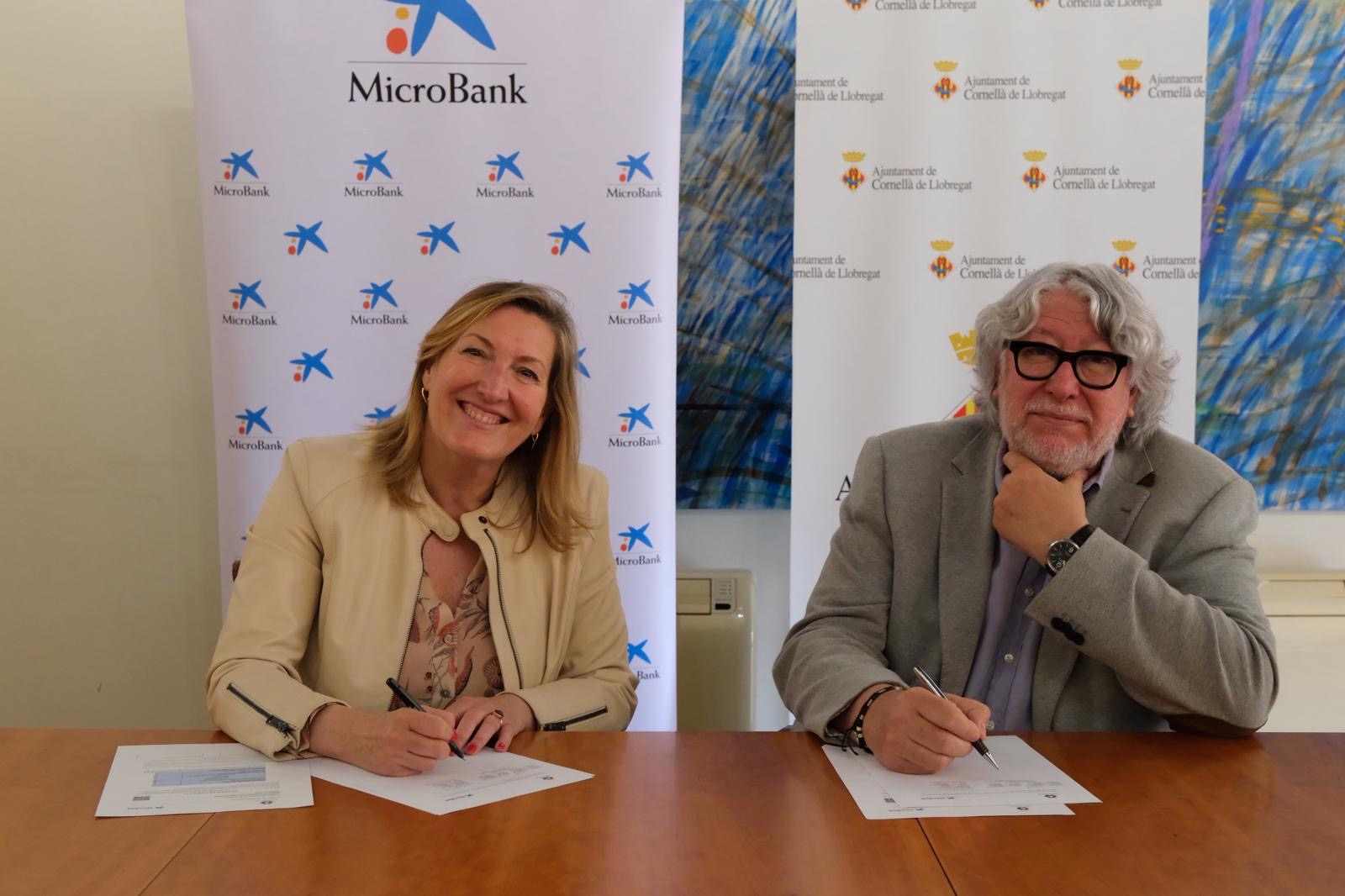 Patricia Trillo, directora de instituciones de CaixaBank en la Territorial Barcelona, y Antonio Balmón, alcalde de Cornellà de Llobregat