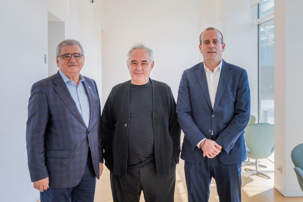 Fernando Martin, presidente de HORECA Zaragoza, Ferrán Adrià y Pablo Andoño, director comercial de Retai en la Territorial Ebro de CaixaBank