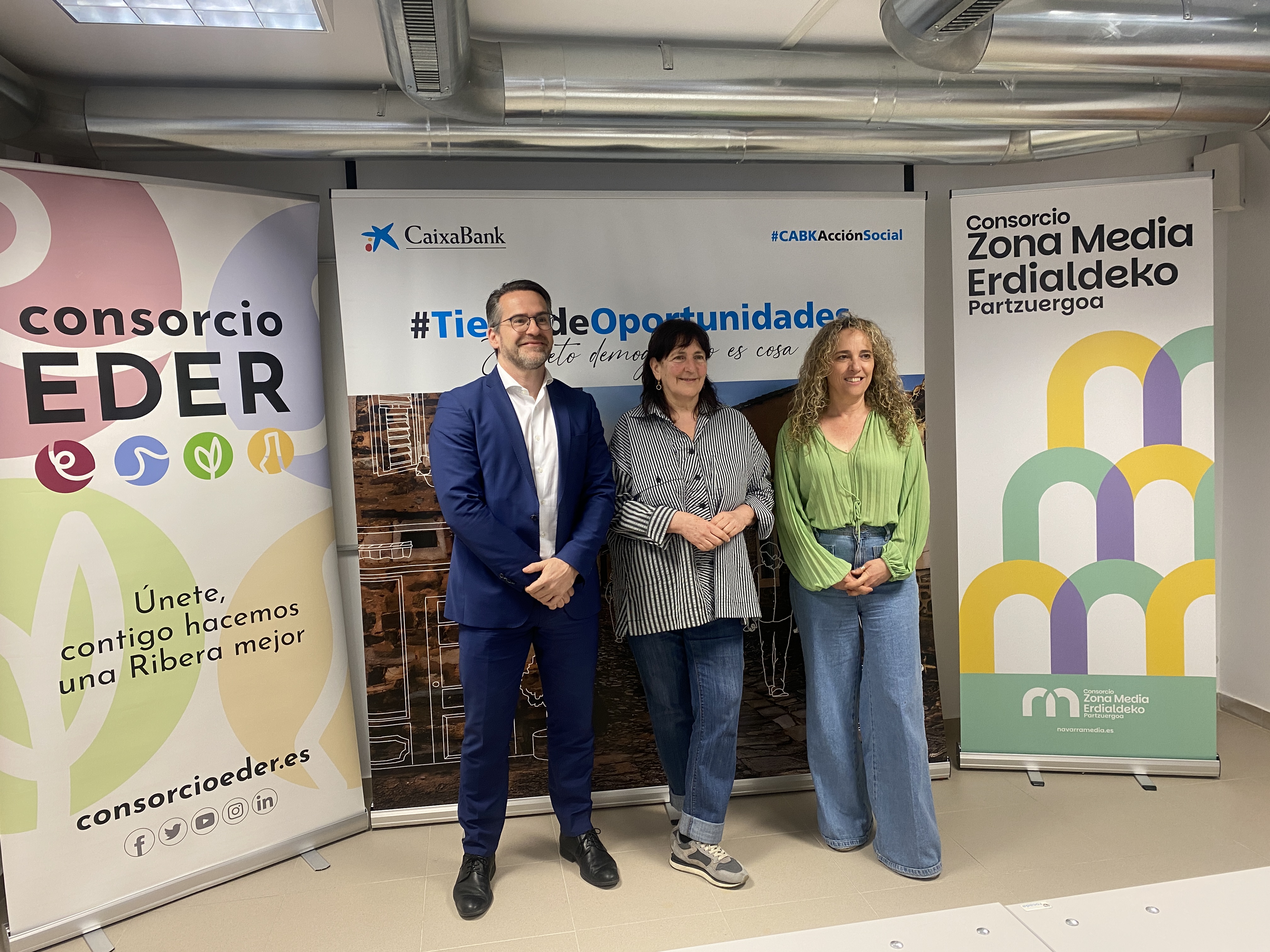 Jorge García, responsable de Acción Social de la dirección territorial Ebro de CaixaBank; Cristina Bayona, coordinadora del Consorcio Zona Media; y Sandra Calvo, gerente de Consorcio Eder.