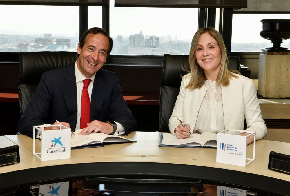 Gonzalo Gortázar, consejero delegado de CaixaBank, y Emma Navarro, vicepresidenta del BEI firmando el acuerdo