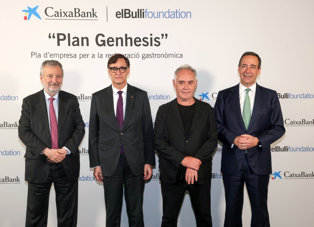 De izquierda a derecha, Tomás Muniesa, presidente de CaixaBank; Salvador Illa, presidente de la Generalitat de Catalunya; Ferran Adrià, presidente de elBullifoundation; y Gonzalo Gortázar, CEO de CaixaBank.
