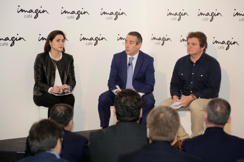 Maria Luisa Martínez Gistau, directora ejecutiva de Comunicación, Relaciones Institucionales, Marca y RSC; Juan Alcaraz, director general de CaixaBank, y Xavier Mas, director de Marketing de CaixaBank