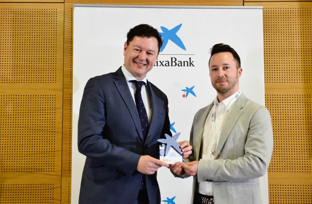 De izquierda a derecha: Gerardo Cuartero, director territorial de CaixaBank en CyL y Carlos Rodríguez, CEO de Invicsa Airtech