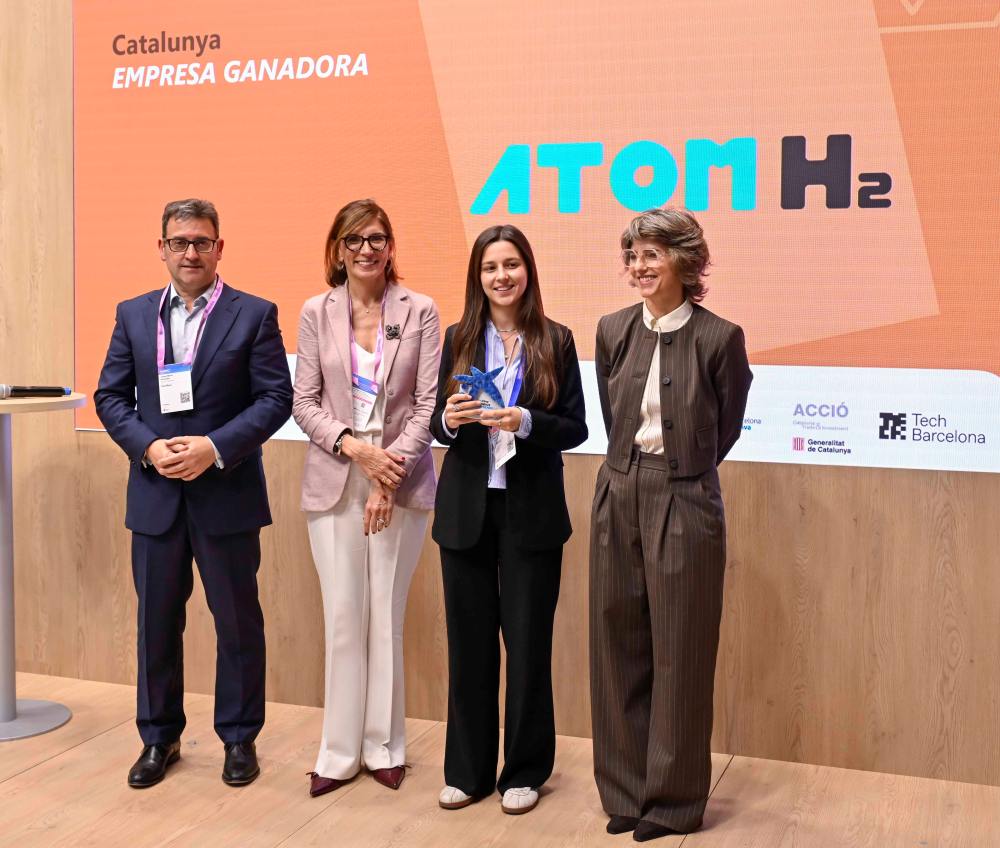 Representantes de CaixaBank y Enisa, con la empresa ganadora.