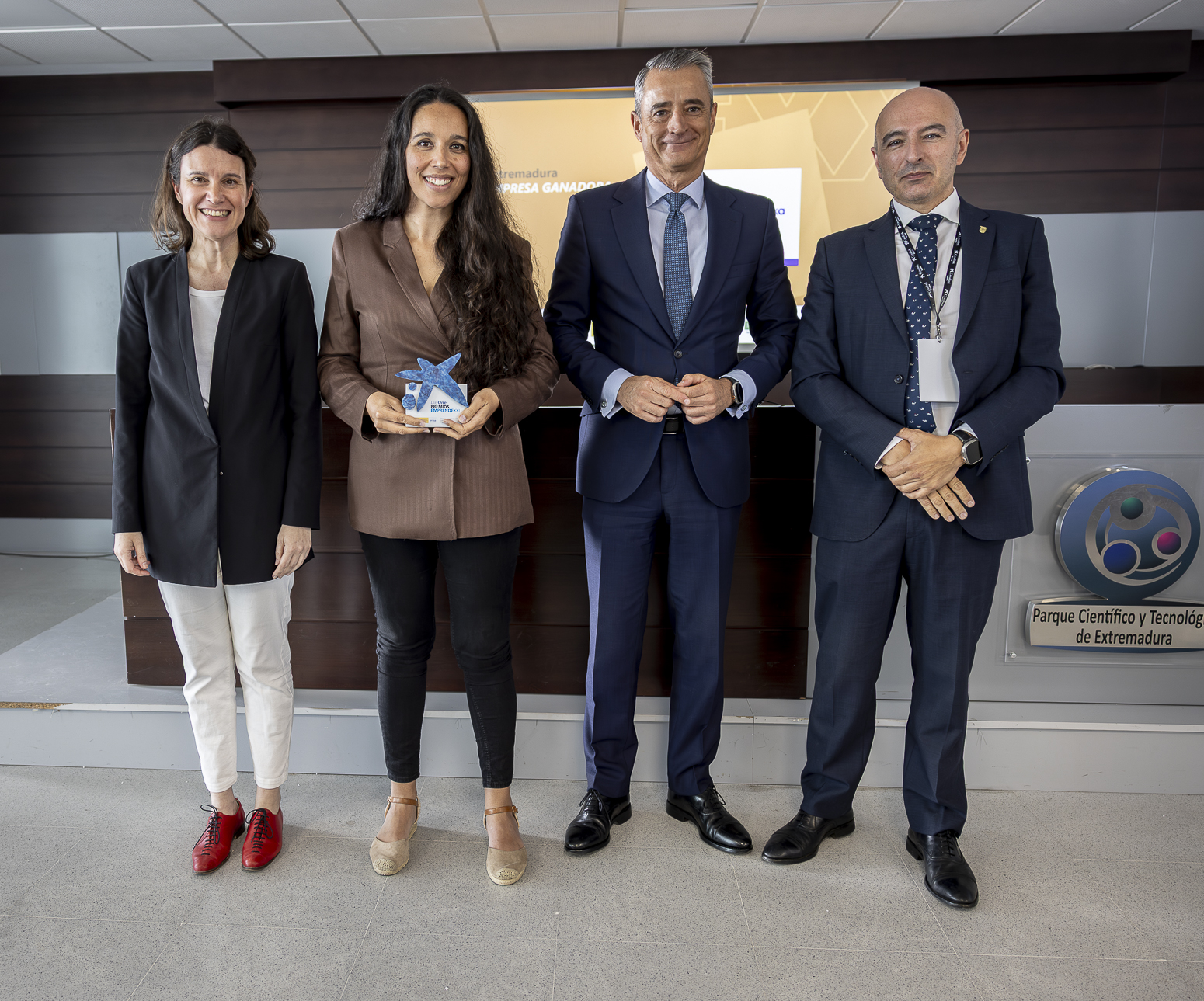 La ganadora del Premio EmprendeXXI de Extremadura, con Juan Luis Vidal, Juan Carlos Preciado y Carolina Rodríguez.