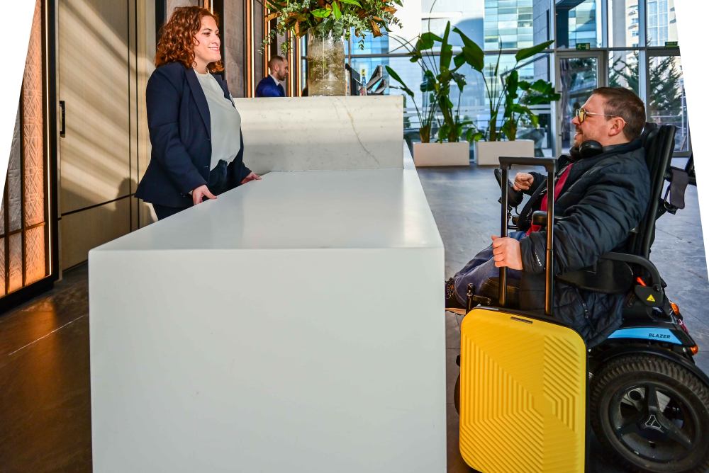 Foto d'una recepció accessible adaptada per a persones amb mobilitat reduïda.