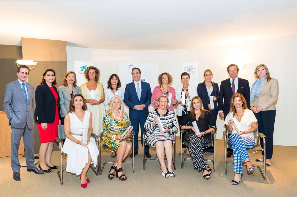 Gonzalo Gortázar, conseller delegat de CaixaBank, amb un grup de finalistes del Premi Dona Empresària 2018