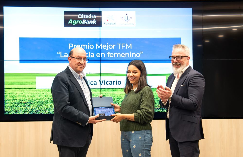 El director de la Cátedra AgroBank de la Universitat de Lleida, Antonio Ramos, entrega el premio a la autora del trabajo ganador, África Vicario, junto al director de Red AgroBank, Carlos Seara.