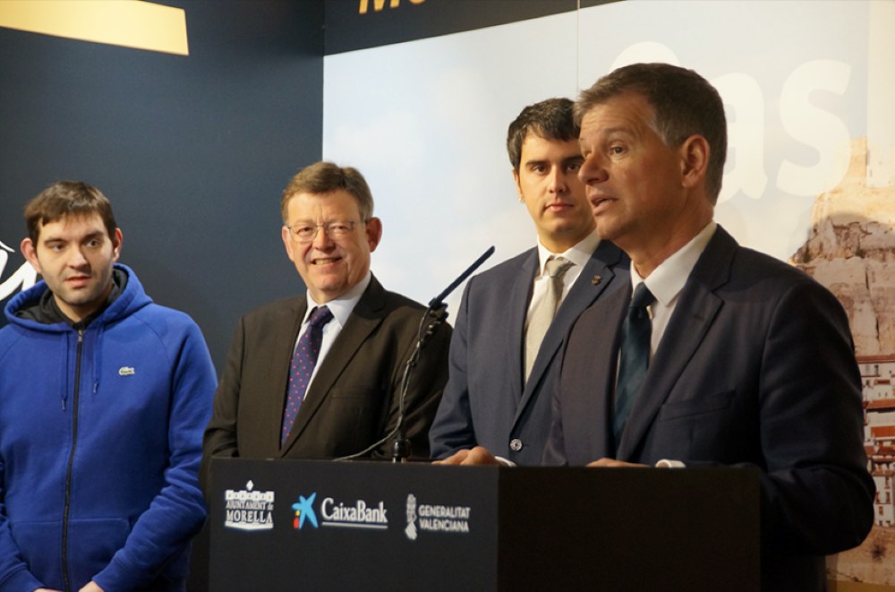 De derecha a izquierda: Xicu Costa, director territorial de CaixaBank en la Comunidad Valenciana; Rhamsés Ripollés, alcalde de Morella; Ximo Puig, presidente de la Generalitat valenciana, y Javier Amela, representante de la Asociación de Empresarios Turísticos de Morella y Comaraca