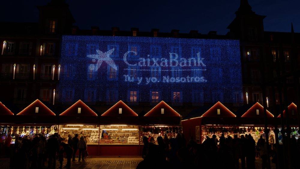 Cada dia a partir de les 18 hores, CaixaBank projecta il·lustracions animades vinculades al Nadal.