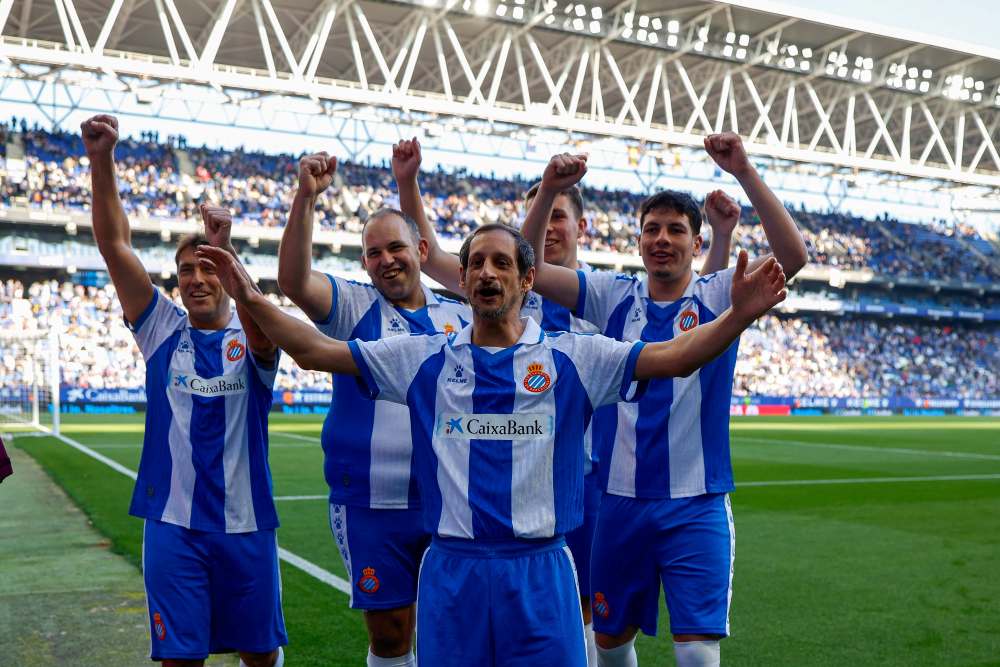 Jugadores del RCD Espanyol Special celebran los goles conseguidos en la tanda de penaltis organizada por CaixaBank
