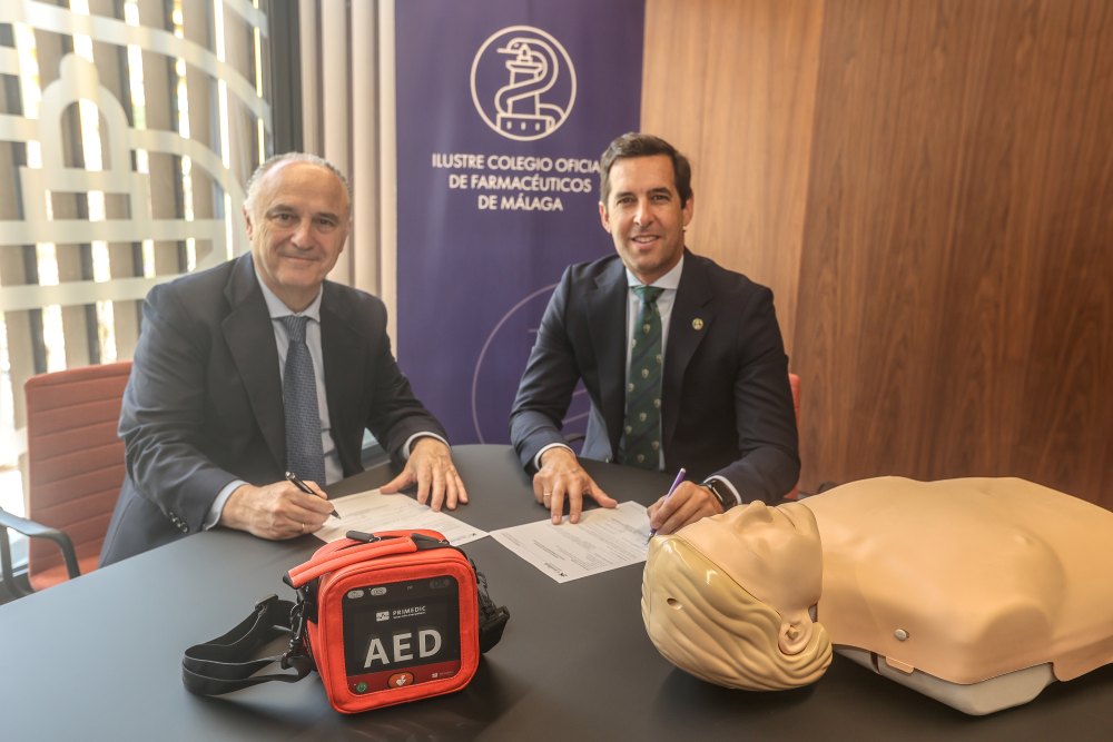 Firma del acuerdo entre CaixaBank y el Colegio Oficial de Farmacéuticos de Málaga para impulsar la cardioprotección en farmacias.