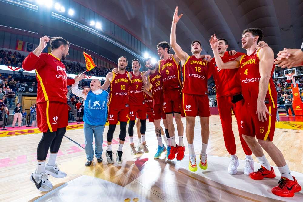 Los jugadores de la selección española celebraron el título con los más de 164 usuarios de las ocho entidades sociales invitadas al partido por CaixaBank