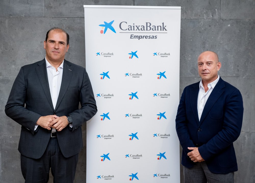 Manuel Afonso, director territorial de CaixaBank en Canarias, y Andrés Guerra, director comercial de Banca de Empresas.