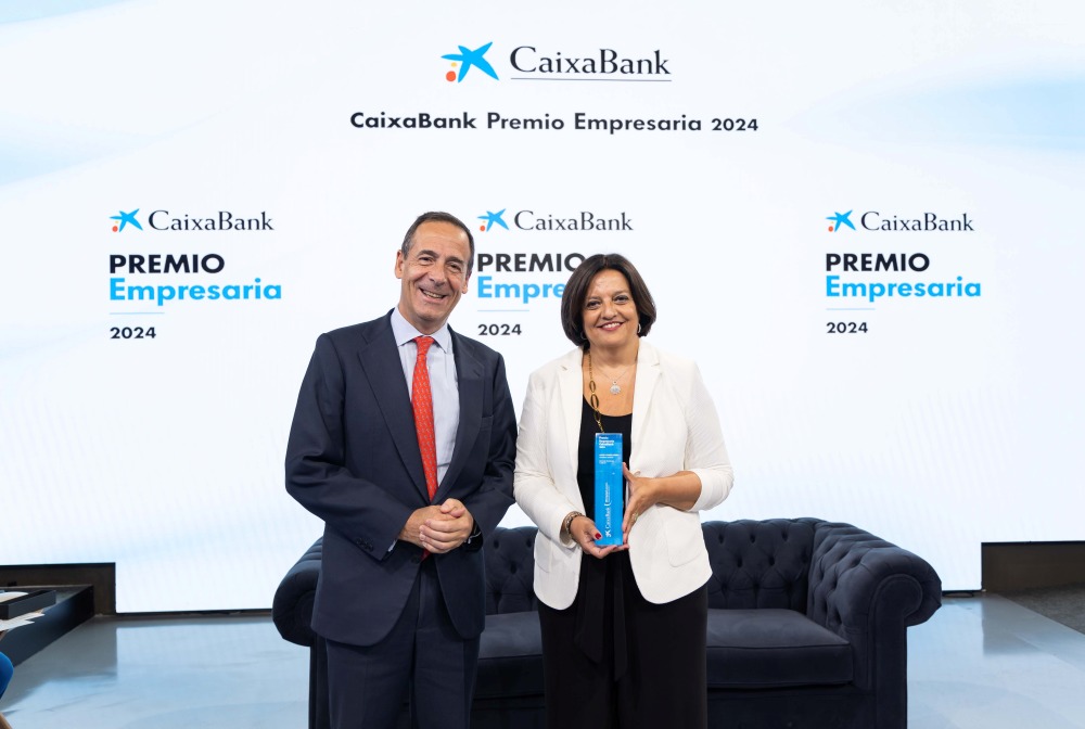 El conseller delegat de CaixaBank, Gonzalo Gortázar, i la CEO de Frit Ravich, Judith Viader, guanyadora ‘CaixaBank Premi Empresària’ 2024.