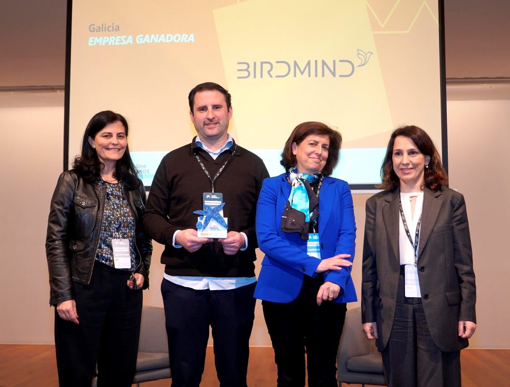 El CEO de Birdmind, David Camba, junto con representantes de CaixaBank, Enisa e Igape