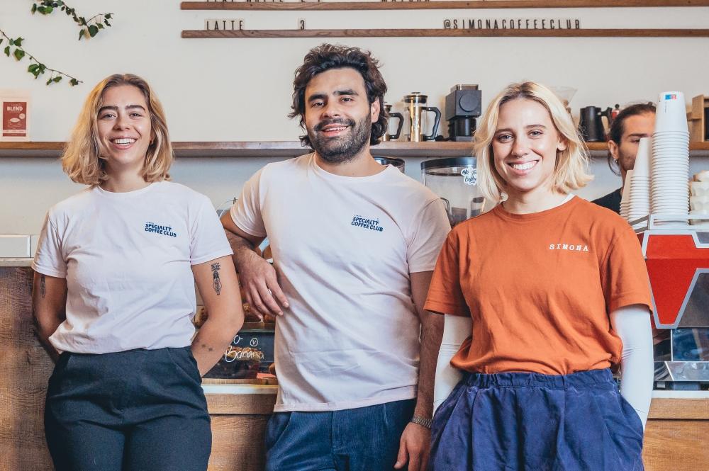 Els emprenedors Ximena, Paloma i Alexis han impulsat de la mà la cafeteria Simona a San Sebastián, gràcies al suport financer de MicroBank.