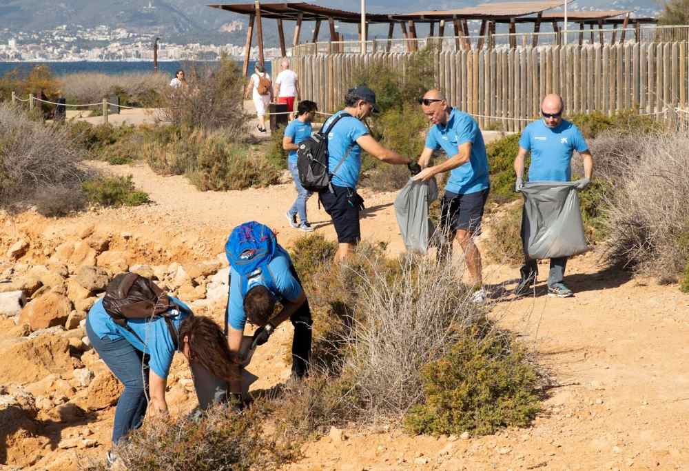 Voluntaris CaixaBank netegen una platja dintre de les múltiples accions impulsades pel programa de voluntariat