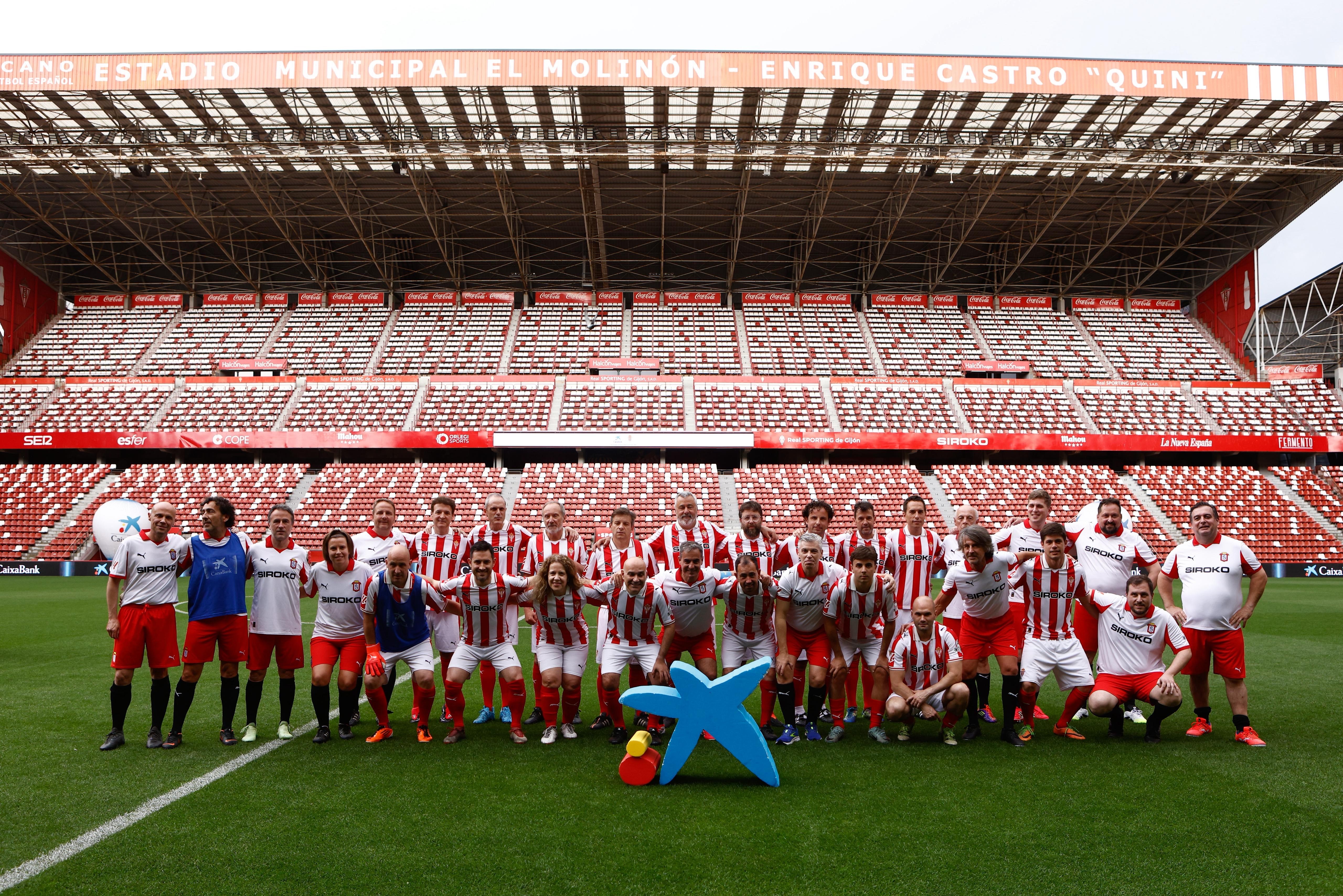 Foto de familia del YouPlay del Sporting de Gijón