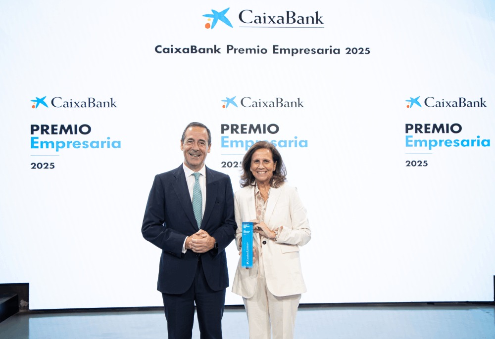 El consejero delegado de CaixaBank, Gonzalo Gortázar, y  Sofía Osborne, ganadora de CaixaBank ‘Premio Empresaria’ 2025.