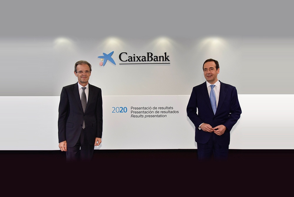Imatge de Jordi Gual i Gonzalo Gortázar en la presentació de resultats 2020 de CaixaBank