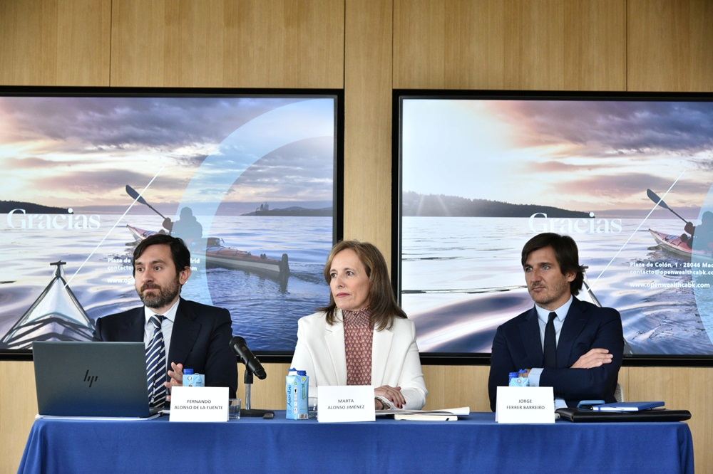 D'esquerra a dreta, Fernando Alonso, soci d'Estratègia i Operacions de finReg360; Marta Alonso, directora d'OpenWealth, filial de CaixaBank; i Jorge Ferrer, soci fundador de finReg360.