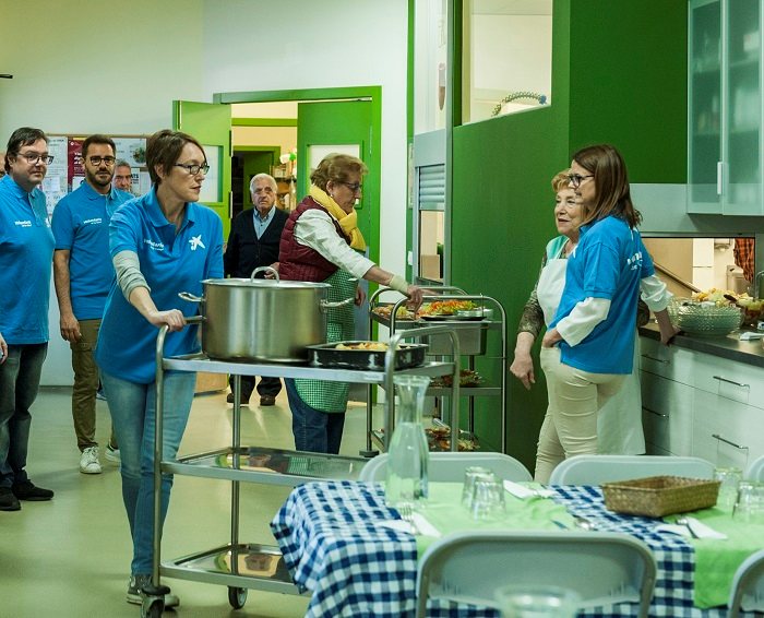 Colaboración de voluntarios “la Caixa” participan en la actividad diaria de los comedores sociales