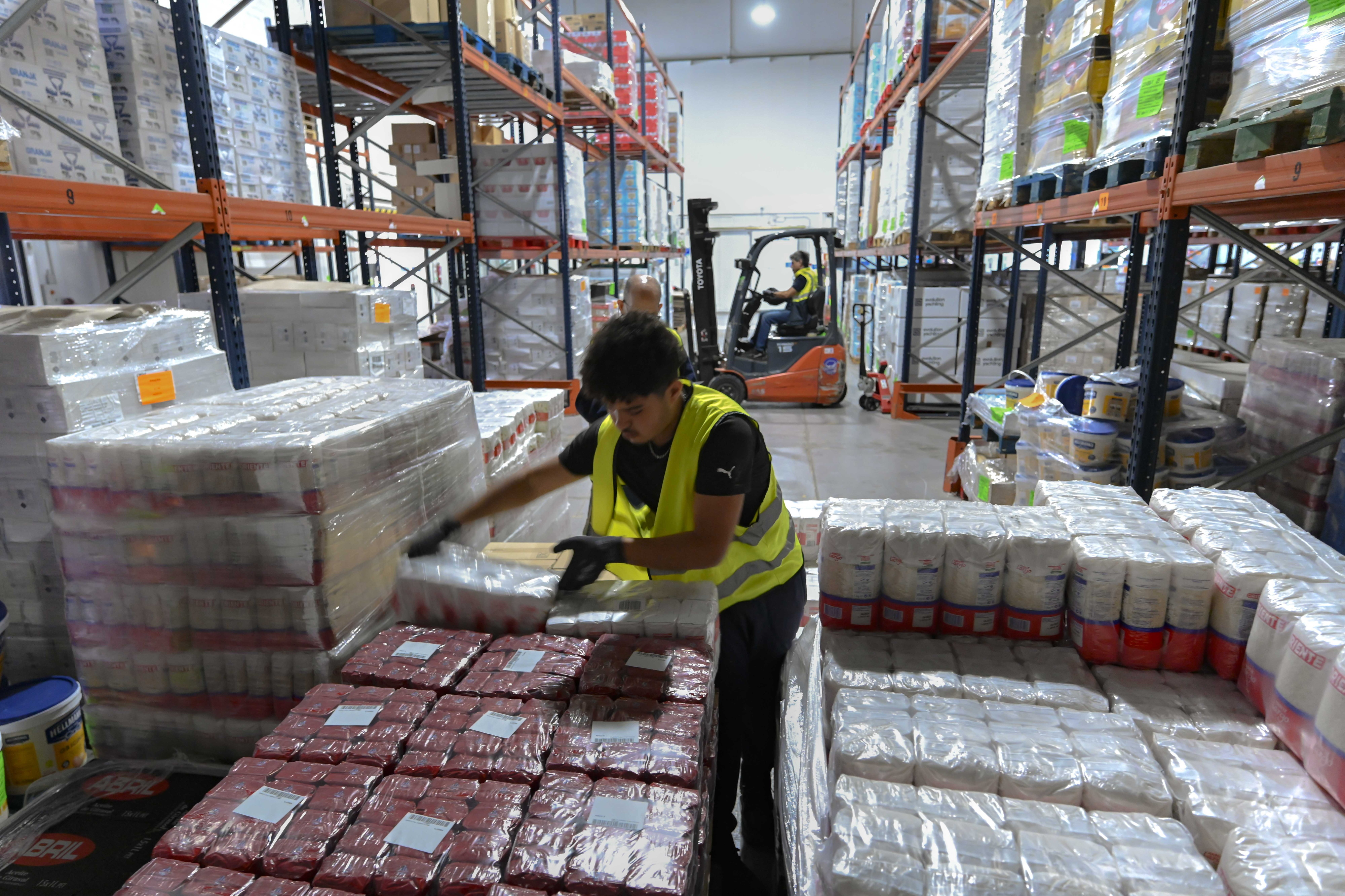 Foto de la recogida de alimentos en un almacén, que luego se distribuyen a los bancos de alimentos.