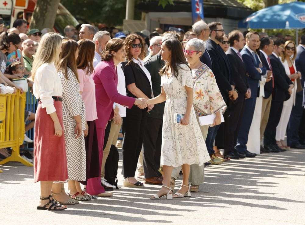 La Reina Letizia saluda la directora de Comunicació i Relacions Institucionals de CaixaBank, María Martínez Gistau, a la inauguració de la Fira del Llibre de Madrid.