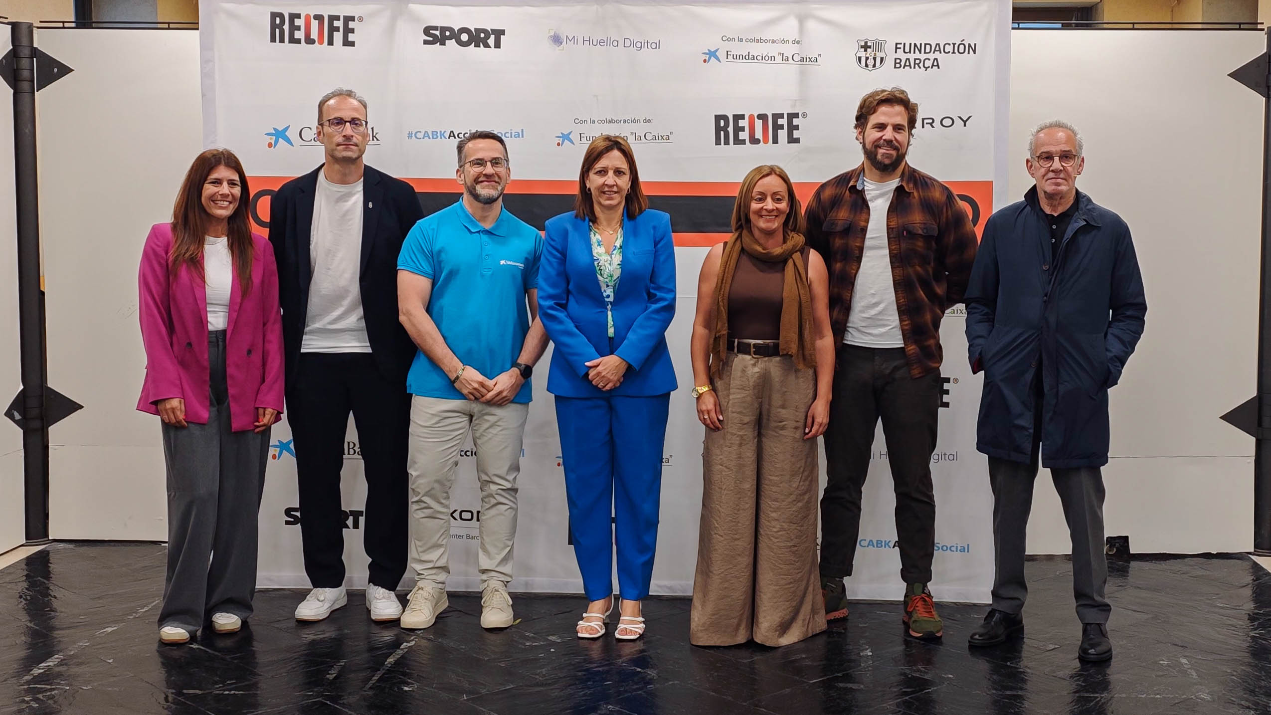 Celia Torío, directora comercial en Navarra de CaixaBank, Julio Alberto, presidente de la Fundación RELIFE y ponentes de la jornada en Pamplona