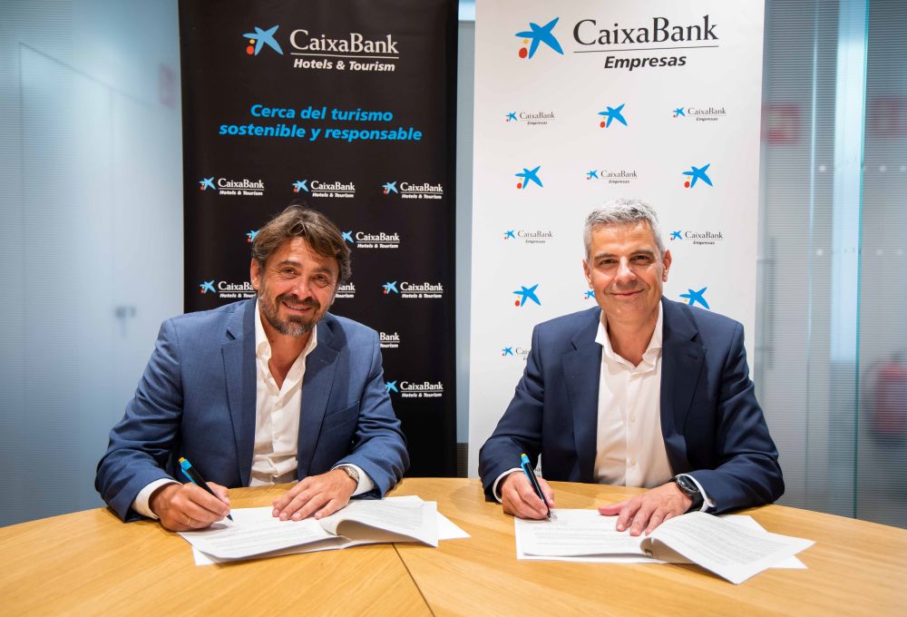 El presidente de Cehat, Jorge Marichal, y el director de CaixaBank Empresas, Marc Benhamou, durante la firma.