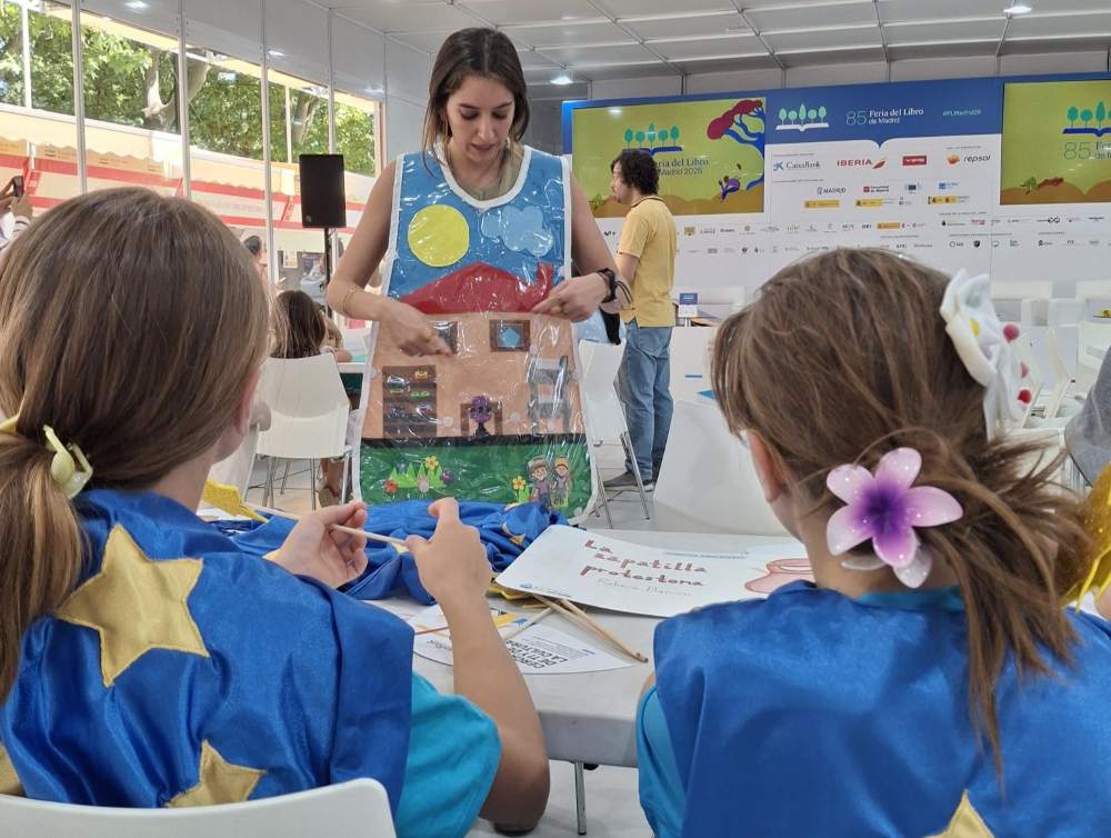 Dos niñas participan en el taller de Argadini en el Pabellón CaixaBank.