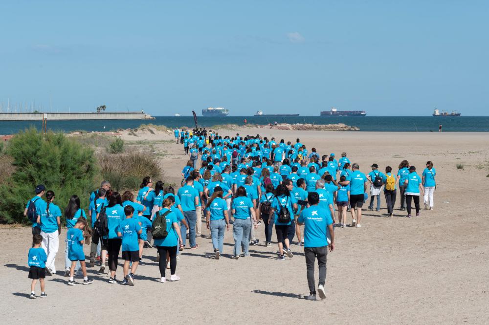 Decenas de voluntarios de CaixaBank han participado en la limpieza de la playa de Pinedo (Valencia) en el marco del 'Mes Social'.