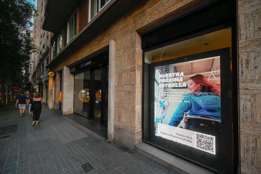 Las oficinas de CaixaBank han proyectado el vídeo y QR que busca captar talento entre los jóvenes con discapacidad que quieran practicar deporte