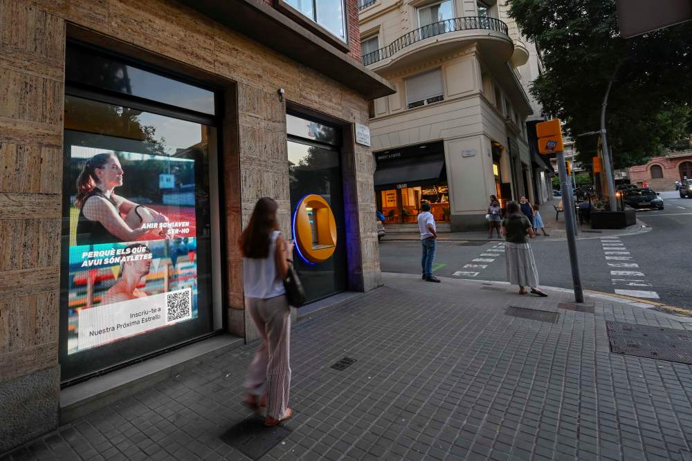 Les oficines de CaixaBank han projectat el vídeo i QR que busca captar talent entre els joves amb discapacitat que vulguin practicar esport