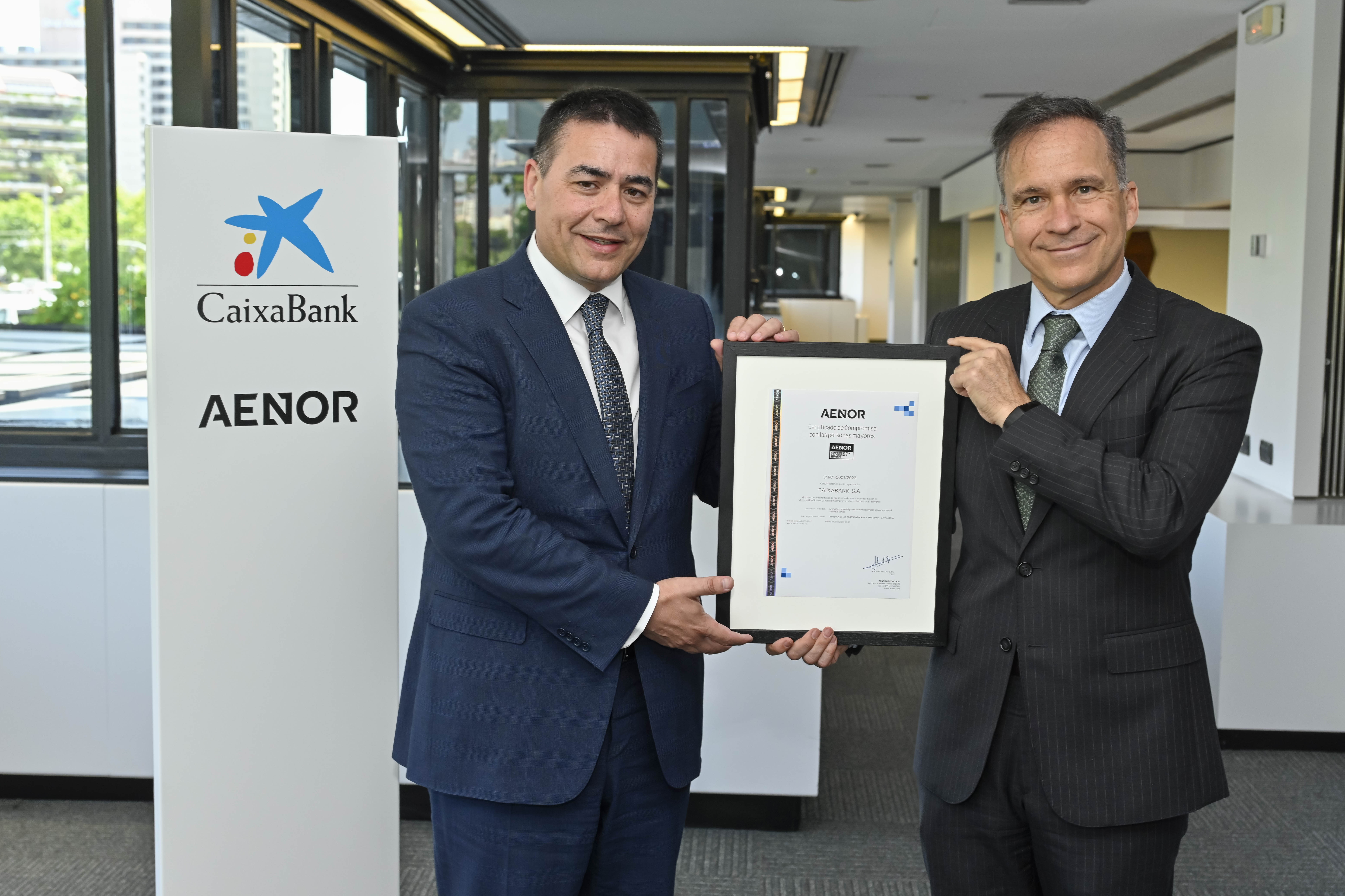 Rafael García, CEO de AENOR, y Jordi Mondejar, director de Negocio de CaixaBank, han participado en el acto de entrega de la certificación