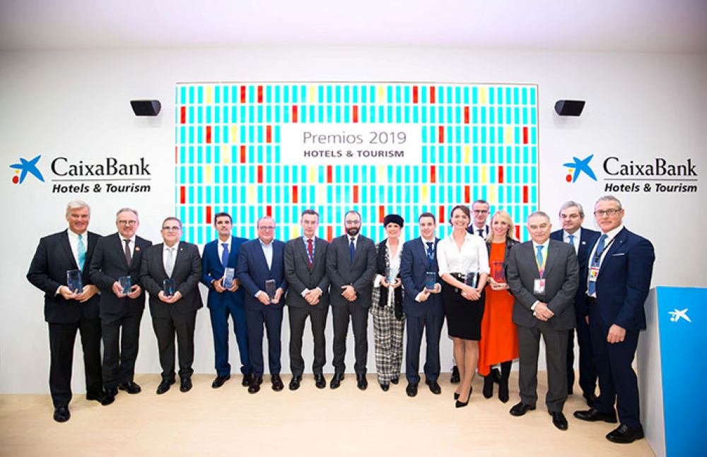 Guanyadors dels Premis CaixaBank Hotels&Tourism, acompanyats de Manuel Giménez Rasero, conseller d´Economía, Ocupació i Competitivitat de la Comunitat de Madrid, y del equip de CaixaBank Hotels&Tourism.