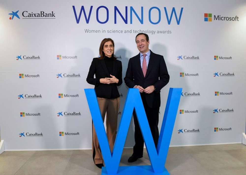 Pilar López, presidenta de Microsoft España, y Gonzalo Gortázar, consejero delegado de CaixaBank