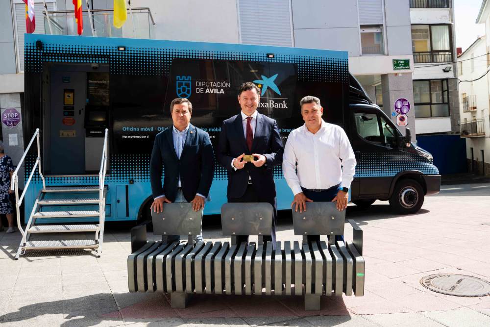 The Territorial Director of CaixaBank in Castilla y León, Gerardo Cuartero (centre); the First Vice President of the Provincial Council of Ávila, Jesús Martín (left), and the Mayor of Serranillos, Carlos Cayuela (right), with one of the benches made from recycled cards.