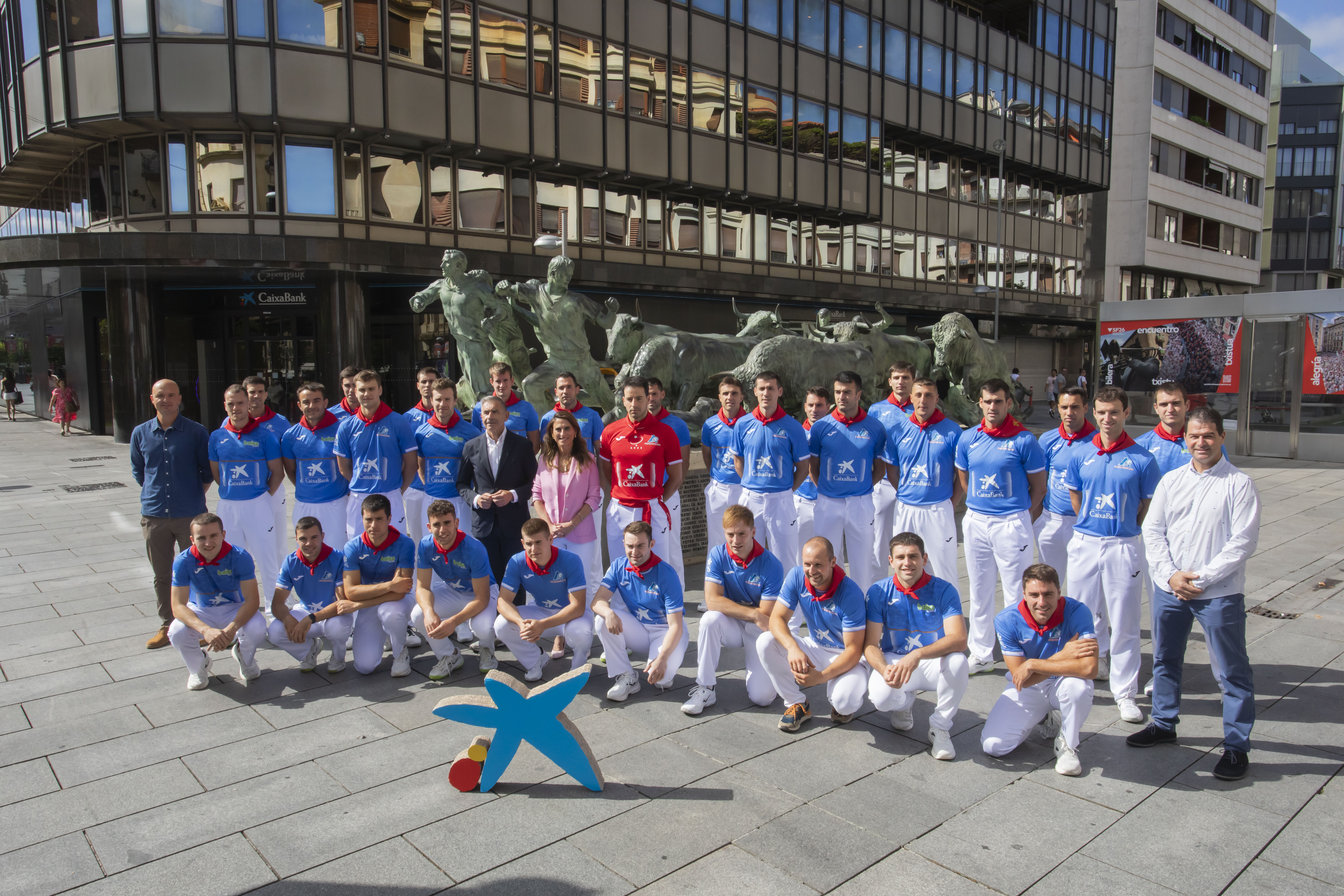 La directora territorial Ebro de CaixaBank, Isabel Moreno, junto con los representantes de Pelota Pro Liga y los pelotaris