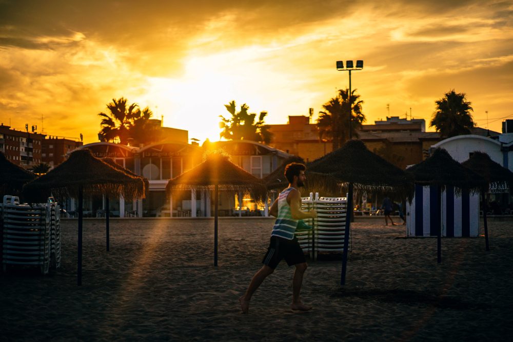 Un estudi de CaixaBank Research confirma que les altes temperatures afecten el turisme internacional