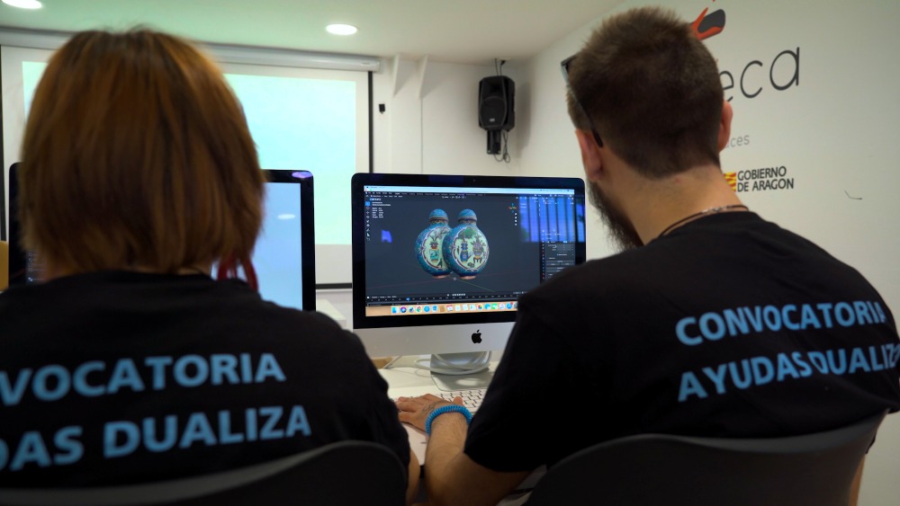 Foto de dos jóvenes beneficiarios de la ‘Convocatoria Dualiza’.
